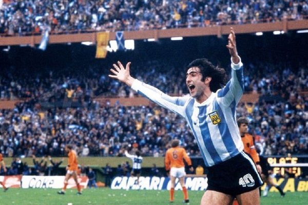 Mario Kempes in action.