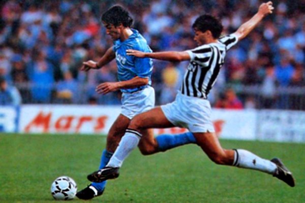 Fernando De Napoli in action.