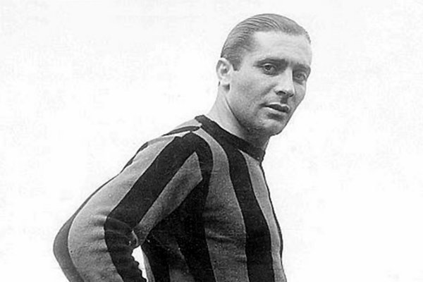 Giuseppe Meazza in action.
